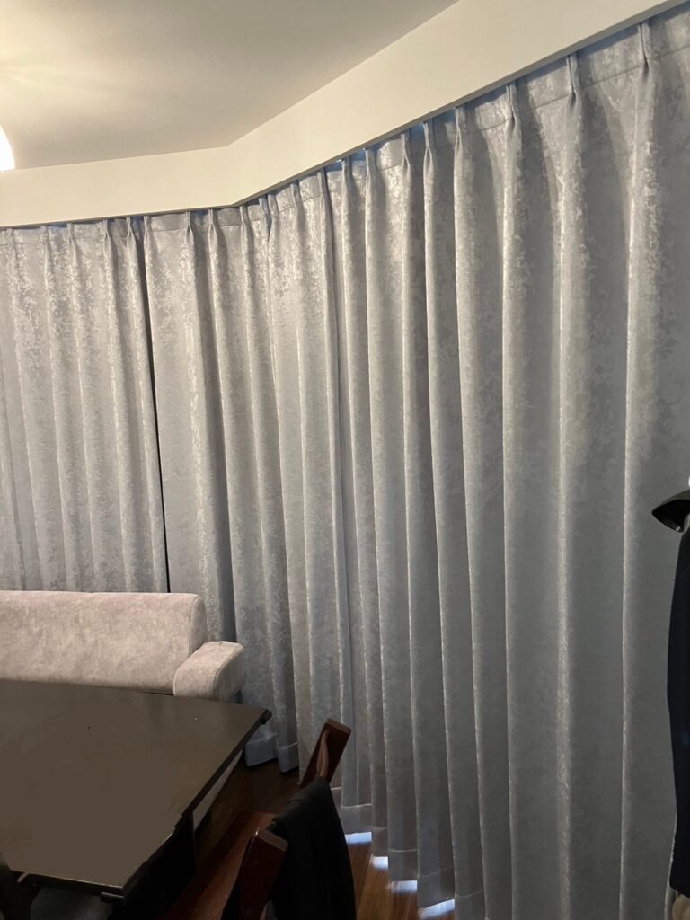 オシャレなドレープカーテンで、より明るくなったお部屋へ