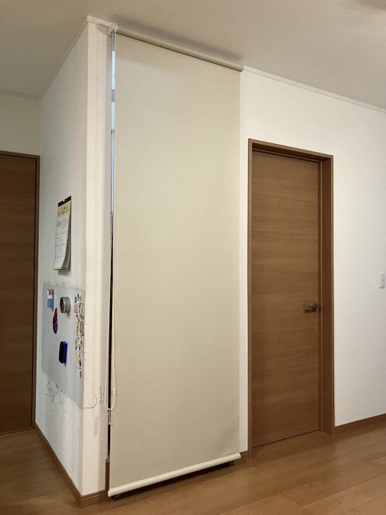ロールスクリーンで快適な空調にできたお部屋