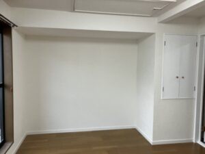 木巾木も白く変えてホワイトで統一された空間へ