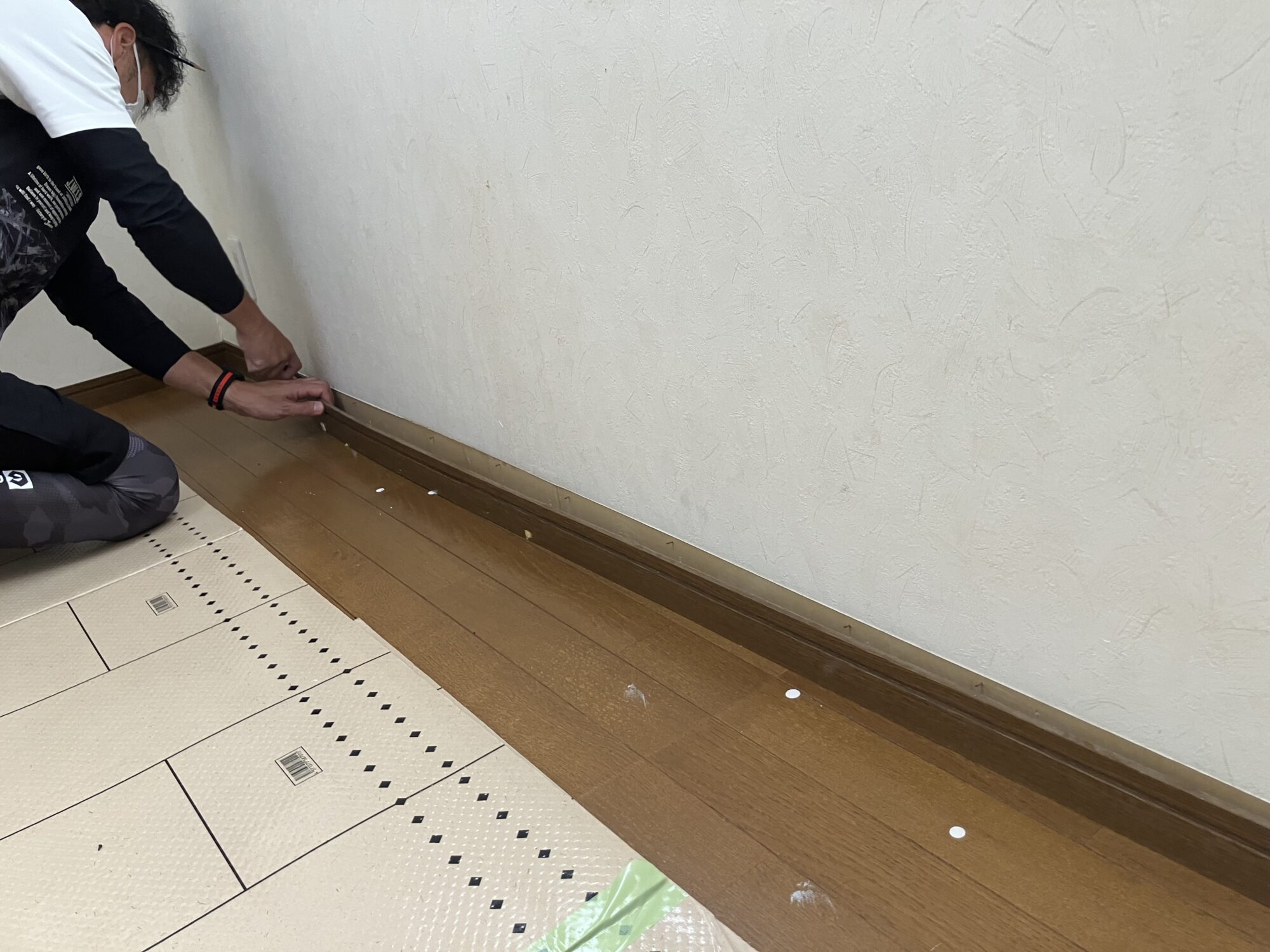 木巾木も白く変えてホワイトで統一された空間へ