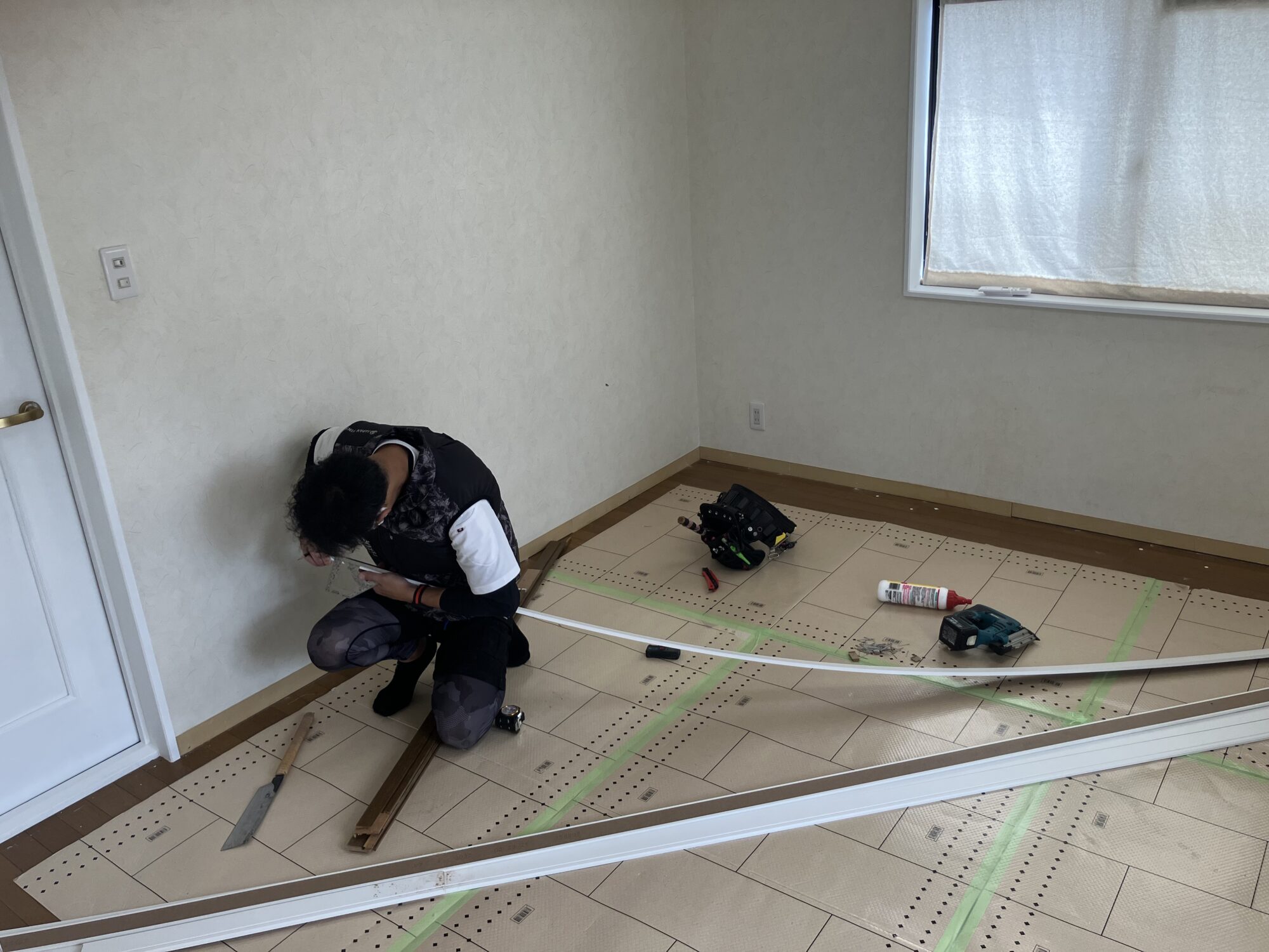 木巾木も白く変えてホワイトで統一された空間へ